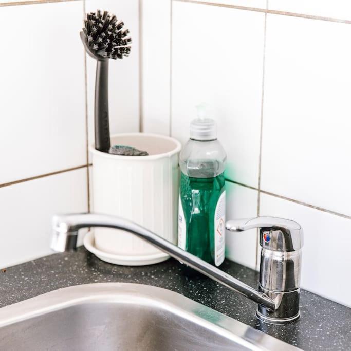 Komplett Neu: 2-Zi Zentral Im Altbau. 24H-Checkin Kiel Buitenkant foto